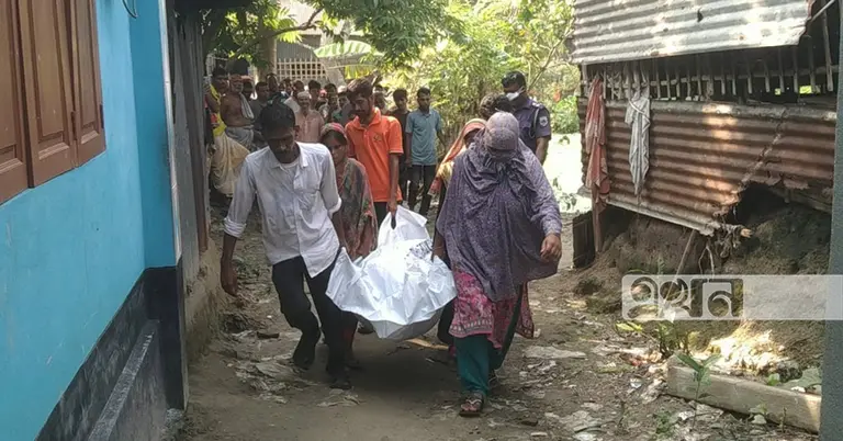 নারীর মরদেহ নিয়ে যাওয়া হচ্ছে